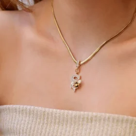 Bee Mine Altın Arı Taşlı Ş Harf Kolye Ucu