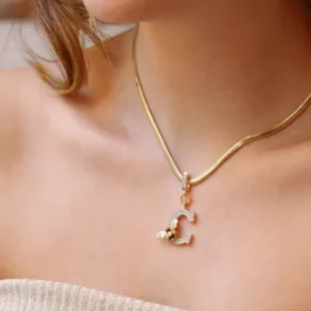 Bee Mine Altın Arı Taşlı C Harf Kolye Ucu