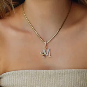 Bee Mine Altın Arı Taşlı M Harf Kolye Ucu