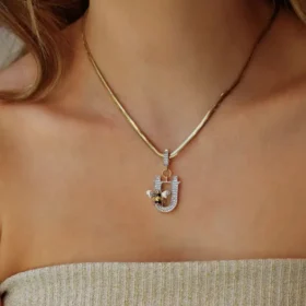 Bee Mine Altın Arı Taşlı Ü Harf Kolye Ucu