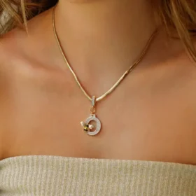 Bee Mine Altın Arı Taşlı Ö Harf Kolye Ucu