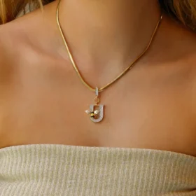 Bee Mine Altın Arı Taşlı U Harf Kolye Ucu