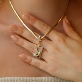Bee Mine Altın Arı Taşlı V Harf Kolye Ucu