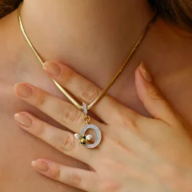 Bee Mine Altın Arı Taşlı O Harf Kolye Ucu