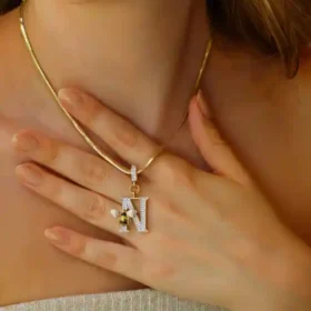 Bee Mine Altın Arı Taşlı N Harf Kolye Ucu