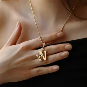 Bee Mine Altın Arı N Harf Kolye Ucu