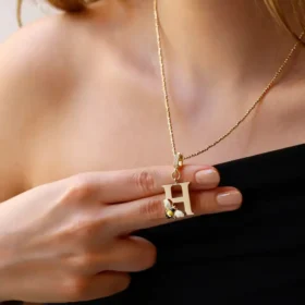 Bee Mine Altın Arı H Harf Kolye Ucu