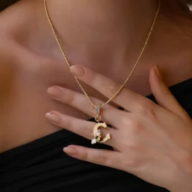 Bee Mine C Harf Kolye Ucu