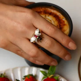 Bee Mine Altın Arı Kırmızı Taşlı Yüzük