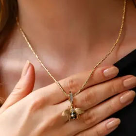 Bee Mine Altın Arı Beyaz Taşlı Kolye Ucu