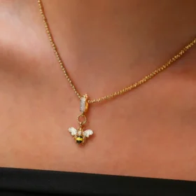 Bee Mine Altın Arı Beyaz Taşlı Kolye Ucu