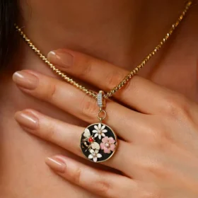 Bee Mine Altın Arı Çiçek Kolye Ucu