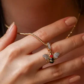 Bee Mine Altın Arı Kalpli Kolye Ucu