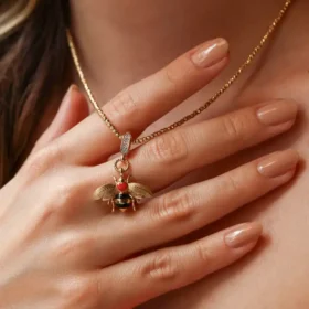 Bee Mine Altın Arı Kalpli Kolye Ucu