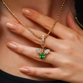 Bee Mine Altın Arı Yeşil Taşlı Kolye Ucu