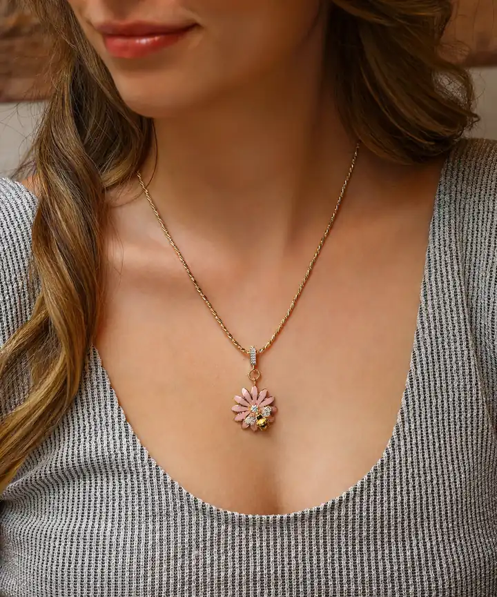 Bee Mine Altın Arı Çiçek Kolye Ucu