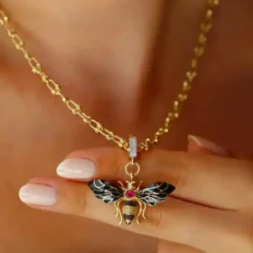 Bee Mine Altın Arı Kırmızı Taşlı Kolye Ucu