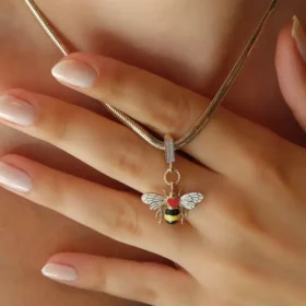 Bee Mine Altın Arı Kalpli Kolye Ucu