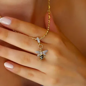 Bee Mine Altın Arı Beyaz Taşlı Kolye Ucu