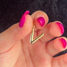 14 Ayar Altın V Harf Kolye Ucu