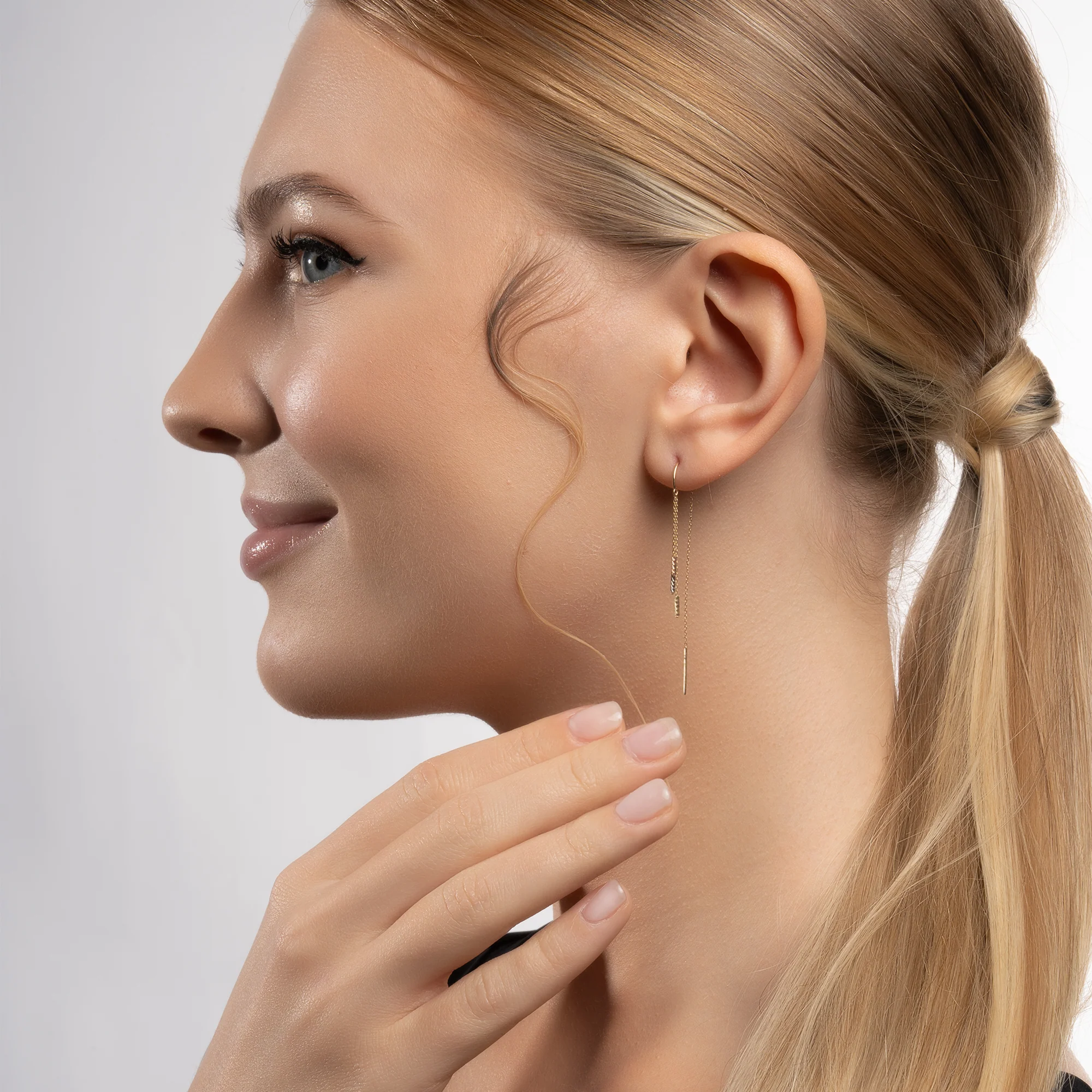 Üç Renk Sallantılı Zincir Tek Altın Küpe - Görsel 4