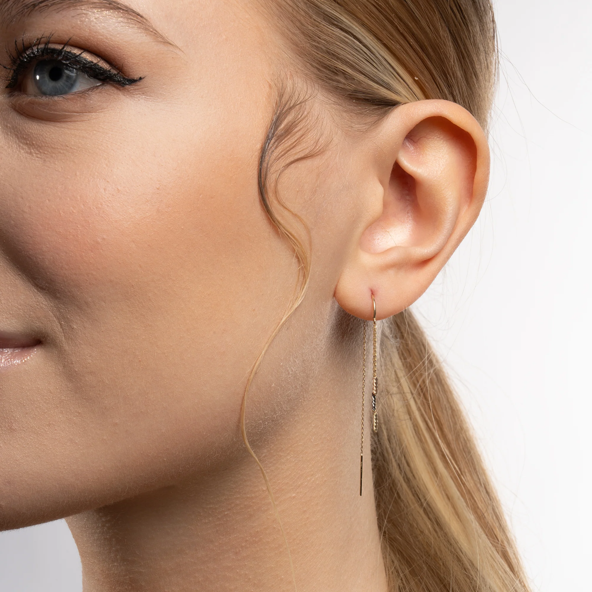 Üç Renk Sallantılı Zincir Tek Altın Küpe - Görsel 7