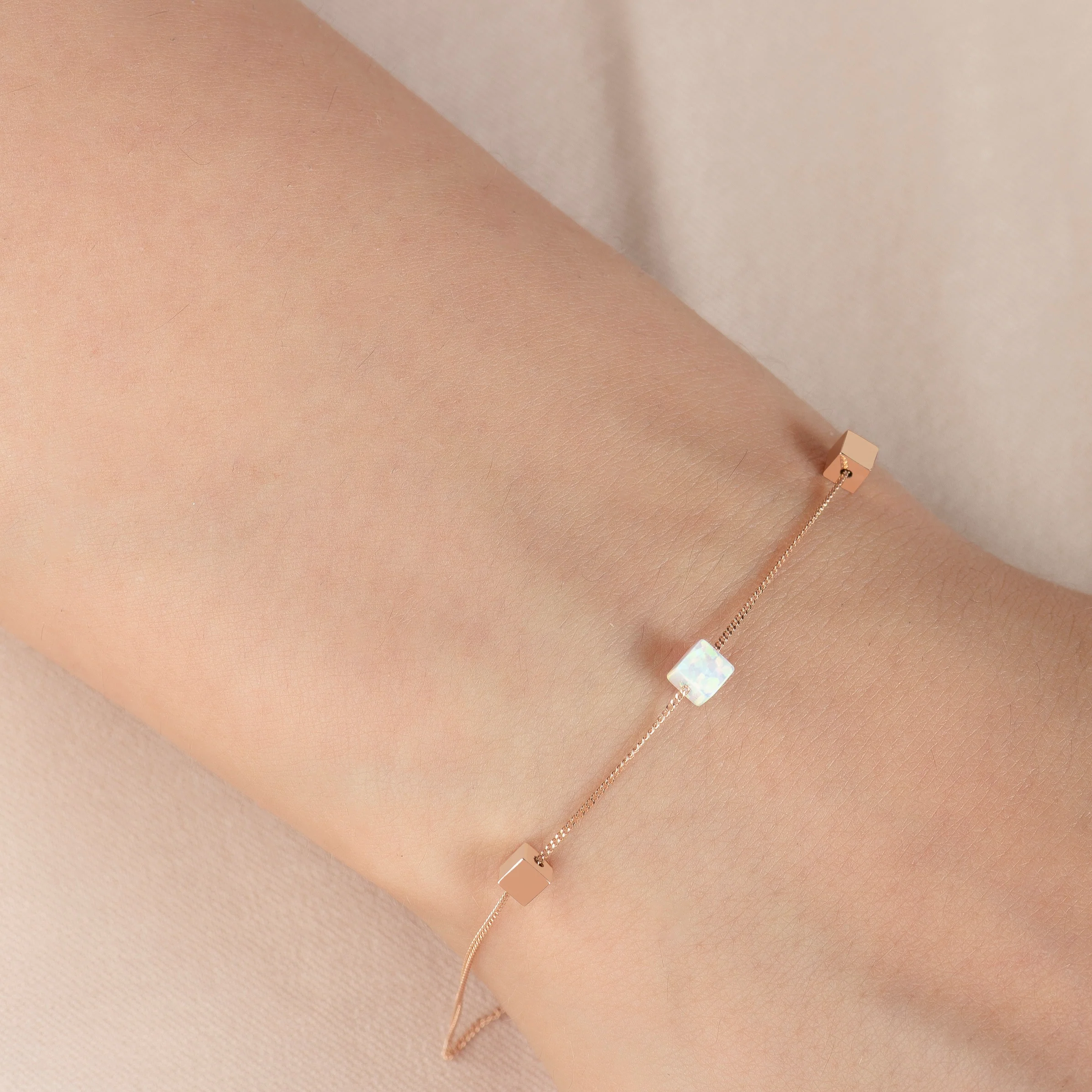 Gravity Mini Opalit Altın Bileklik - Görsel 2